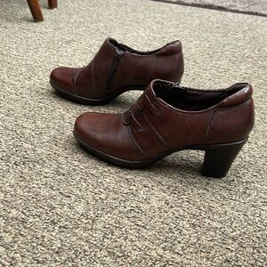 Clarks Size 7..5 M  Women’s Heel Shoes Bootie  Boots Leather Slip On COMFY NICE
